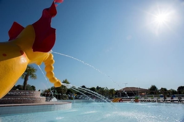 Indoor pool, 4 outdoor pools, open 10:00 AM to 6:00 PM, pool umbrellas - Mobil home Proche Océan Campsite (Gastes)