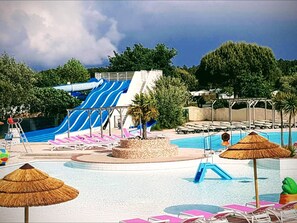Innenpool, 4 Außenpools, Sonnenschirme, Liegestühle