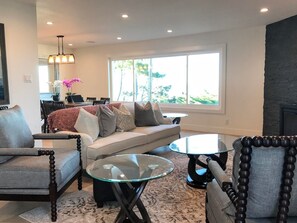 TV, fireplace - Hilltop Beauty with Breathtaking San Francisco View (Daly City)
