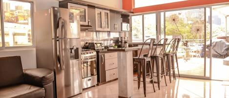 Refrigerador, microondas, parrilla de estufa y cafetera y tetera