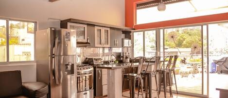 Frigorífico, microondas, placa de cocina y cafetera o tetera