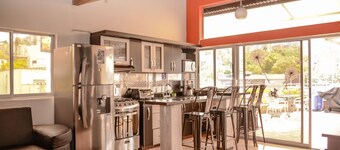 Penthouse 3 Bedroom AC, Lleras 8 Person Hot Tub, Roof Deck & View, no fee guests