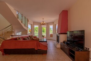 Villa, 4 Bedrooms | Living area