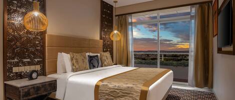 1 غرفة نوم وميني بار وخزنة داخل الغرفة وبديكورات فريدة لكل غرفة