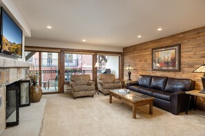 Fernseher, Kamin, Bücher