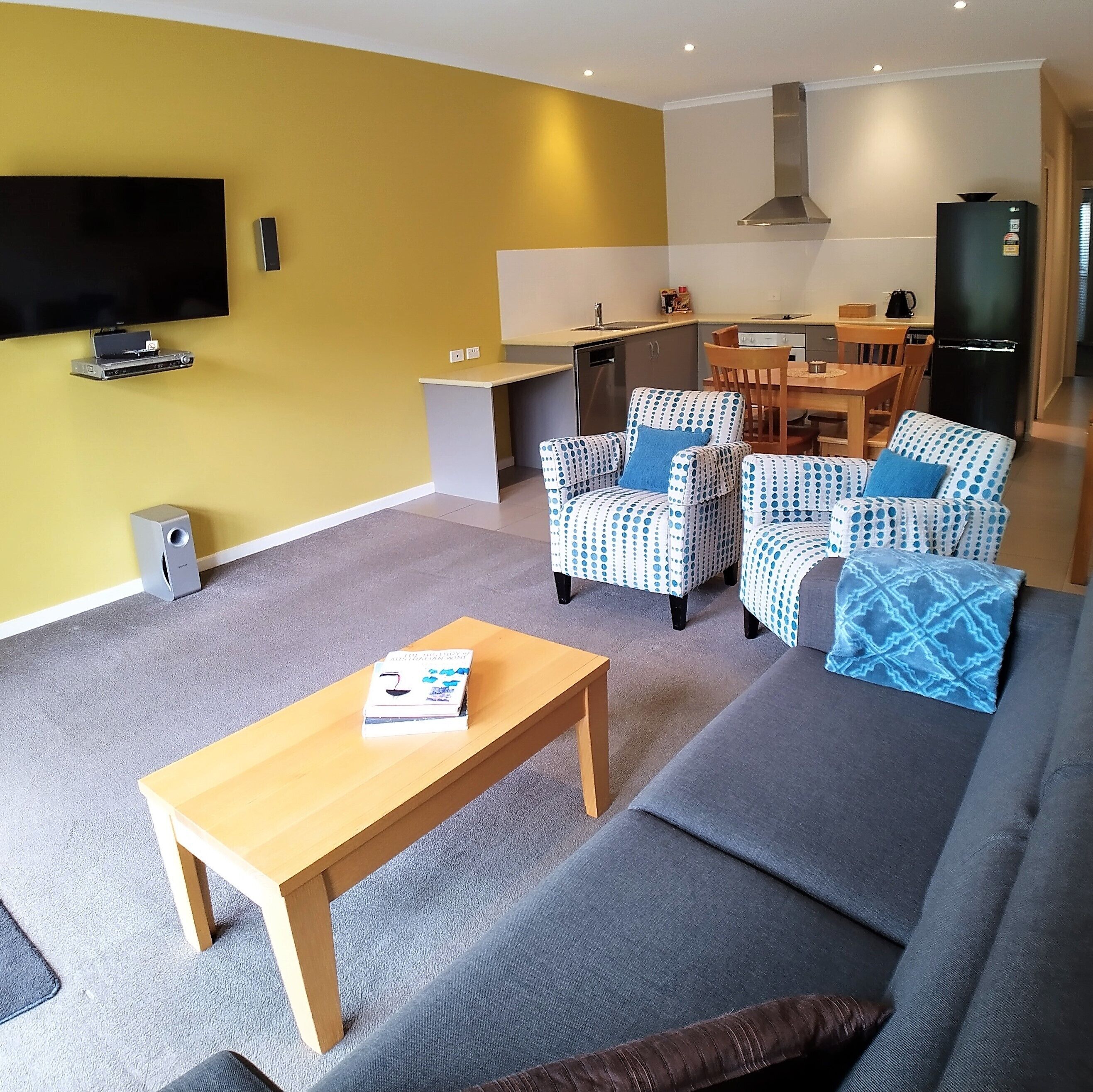 luxury apartment, 1 queen bed with sofa bed | living area | tv