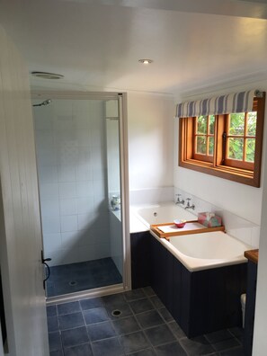 A bathroom with a shower, a sink, and a bathtub. - A Must At Coonawarra (Penola)