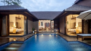 A hotel with two bedrooms, each with a balcony and a view of a pool. - Uday Backwater Resort (Ambalapuzha)