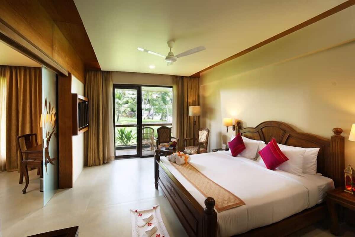 Lake View Suite | Egyptian cotton sheets, premium bedding, down comforters, minibar