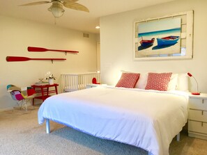 7 chambres, bureau, fer et planche à repasser, lit de bébé portatif