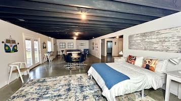 7 bedrooms, desk, iron/ironing board, travel crib