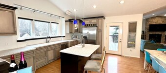 ALLEGAN ORCHARDS Sleeps25,Pool,HotTub,3Acres, Fireplce,FirePit,PoolTable,PingPng