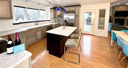 ALLEGAN ORCHARDS Sleeps25,Pool,HotTub,3Acres, Fireplce,FirePit,PoolTable,PingPng