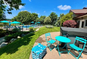 Outdoor dining - ALLEGAN ORCHARDS Sleeps25,Pool,HotTub,3Acres, Fireplce,FirePit,PoolTable,PingPng (Fennville)