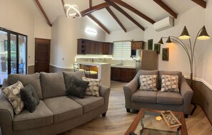 Smart TV - Luxury villa 7 bedrooms. 12 beds private compound with pool (Jacó)