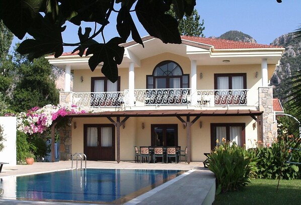 Outdoor pool, pool loungers