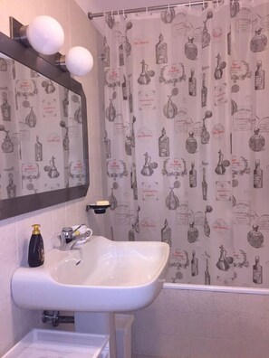 Tina con regadera, bidet, toallas 