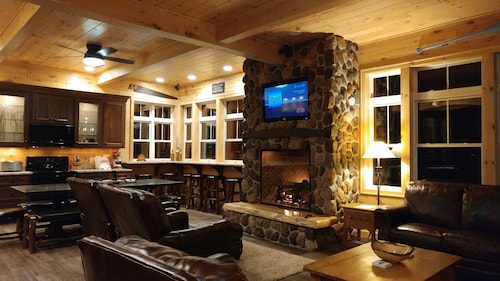 The Ridge ! New Home, Amazing View, Perfect Location! With Room For Everyone !

