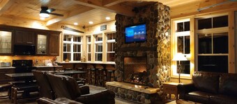 Uusi koti, upeat näkymät, täydellinen sijainti! Huone kaikille perheellesi 