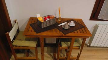 Ein Holztisch mit einer Snackbox, einer Wasserflasche und einem Servietttuch.