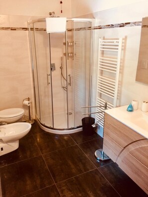 Shower, rainfall showerhead, free toiletries, hair dryer - CaMé (Alzano Lombardo)
