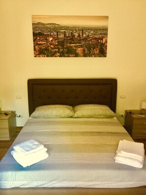 Premium bedding, desk, blackout drapes, soundproofing - CaMé (Alzano Lombardo)