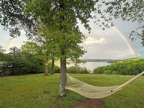 Quaint Family, Couples Cottage ON The Lake! Stunning View, Near Marinas, Trails