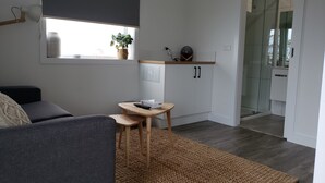 Loft Signature - 1 queensize-säng - icke-rökare - viss havsutsikt | Vardagsrum | Platt-tv