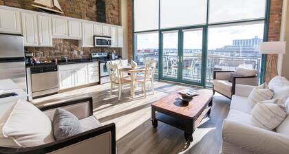 Spectacular Turn-Key Waterfront Getaway For Six!!