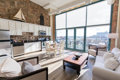 Spectacular Turn-Key Waterfront Getaway For Six!!