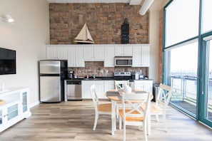 Fridge, microwave, oven, stovetop - Spectacular Turn-Key Waterfront Getaway For Six!! (Sandusky)