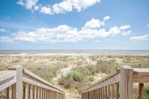 På stranden