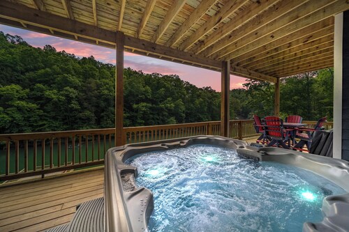 Waker's Paradise: Lakefront,9br/8.5ba, Private Dock,Hot Tub,Gameroom,Sleeps 32