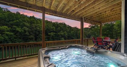 Waker's Paradise: Lakefront,9br/8.5ba, Private Dock,Hot Tub,Gameroom,Sleeps 32