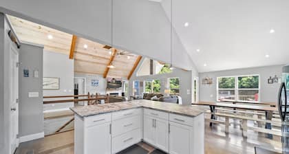 Waker's Paradise: Brandneues Lakefront, 9br / 8. 5BA, Private Dock, Whirlpool, 32 Personen