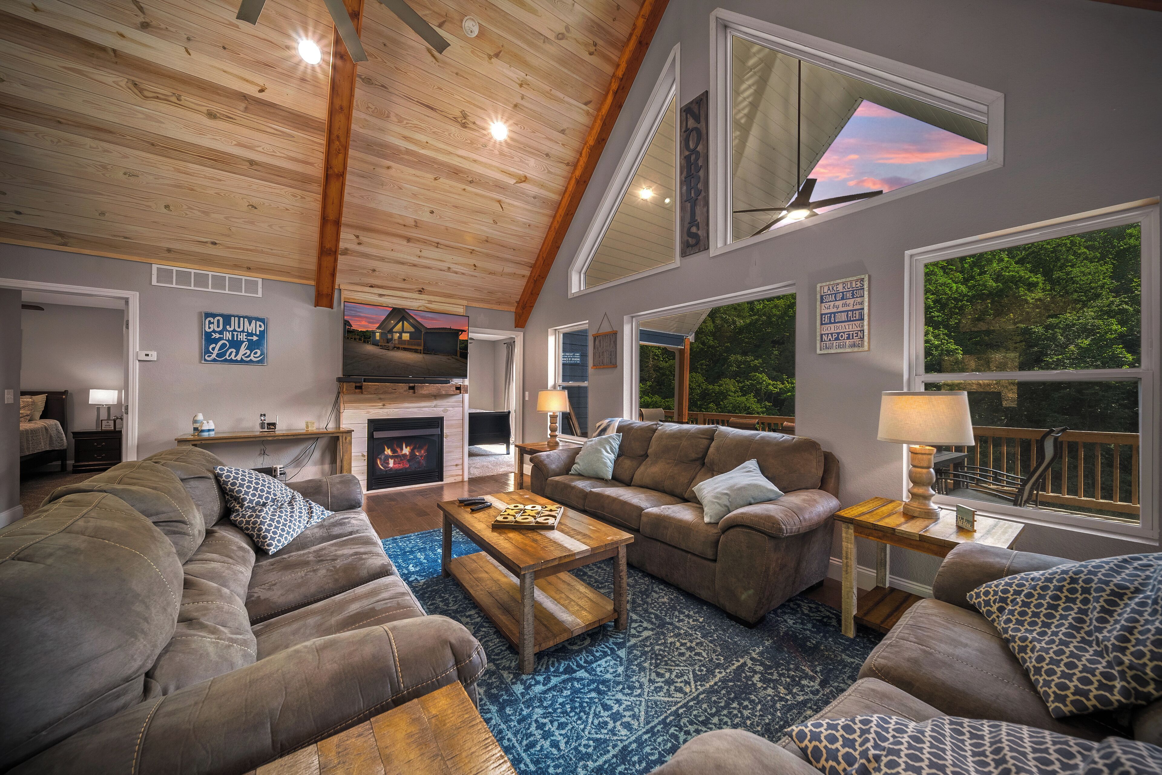 Smart TV, chimenea, reproductor de DVD y futbolito 