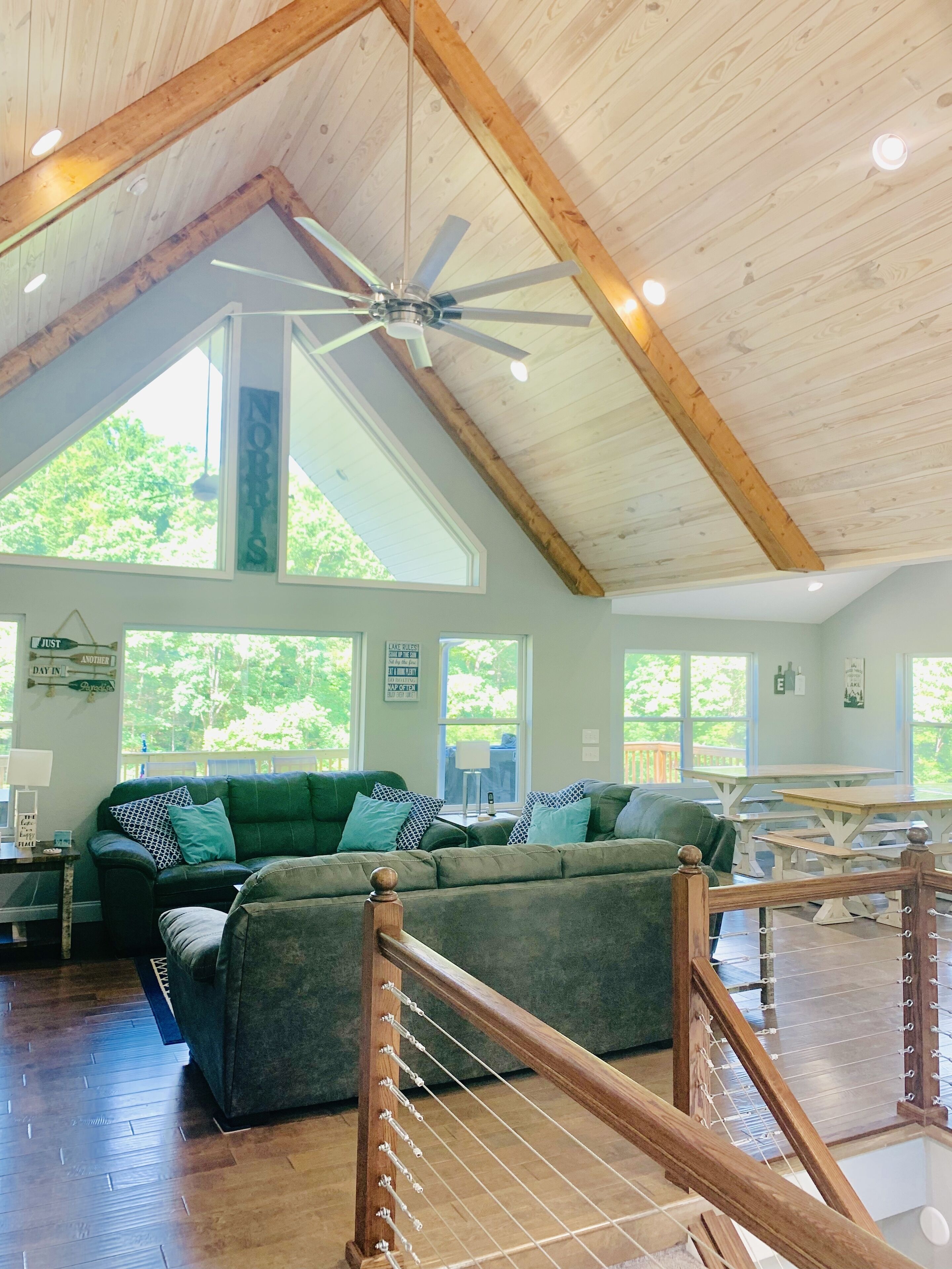 Waker's Paradise: Lakefront,9br/8.5ba, Private Dock,Hot Tub,Gameroom,Sleeps 32