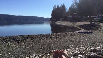 PĂ„ stranden, solstolar och strandhanddukar