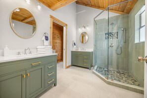 Bathtub, hair dryer, towels - Braun Rio - Guadalupe River, 2 King Master Suites, Loft, Riverfront Patio (New Braunfels)