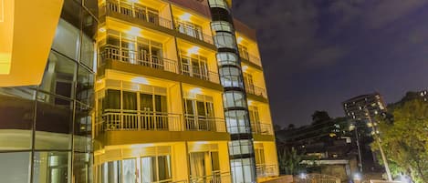 Voorkant accommodatie - avond/nacht