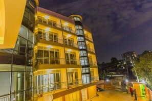 Fachada de la propiedad por la tarde o noche