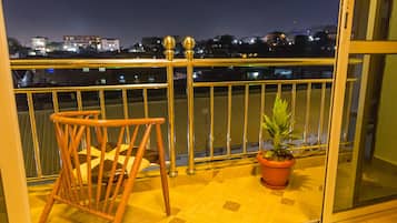 Fachada de la propiedad por la tarde o noche