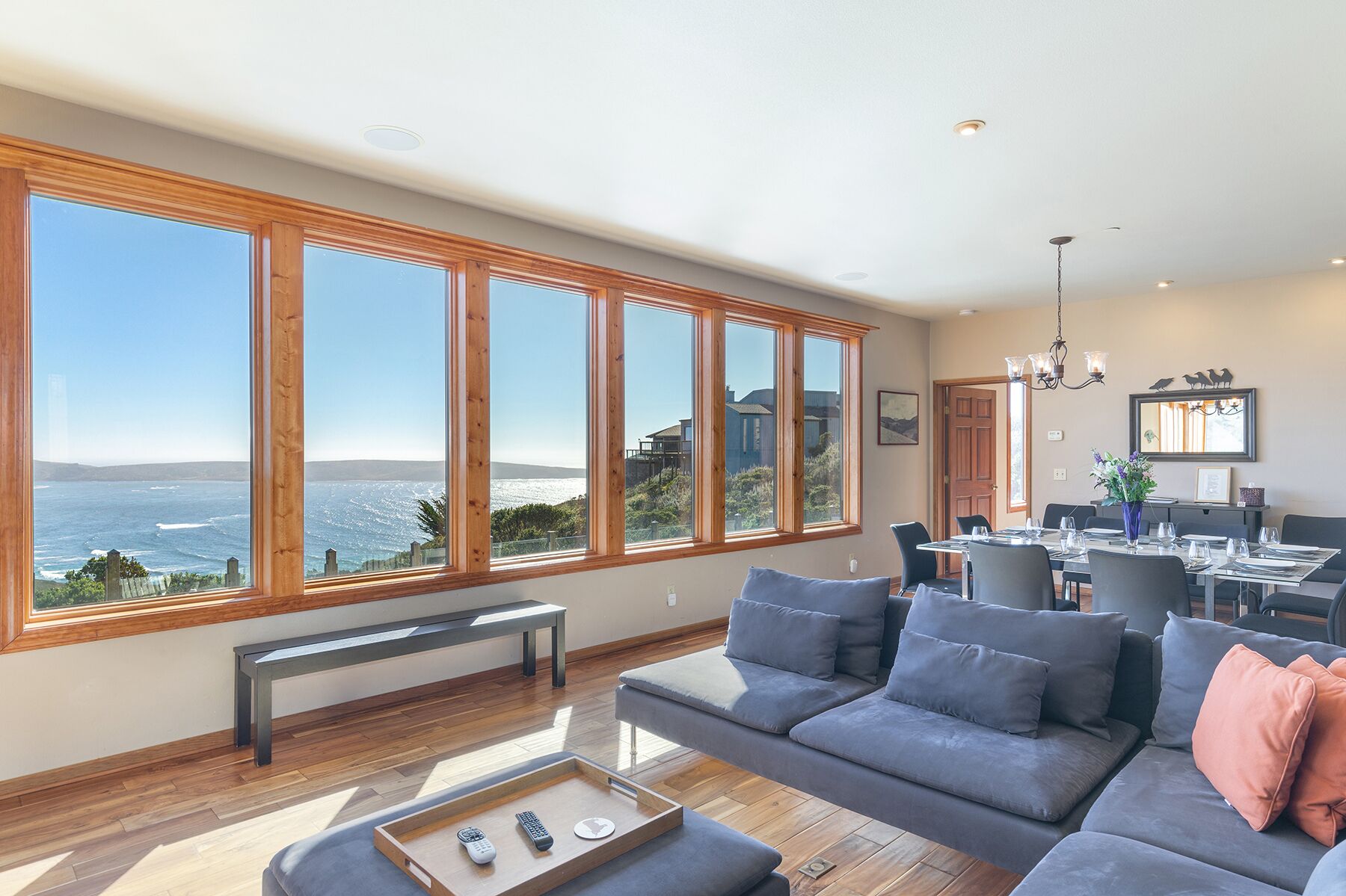 Een televisie, een open haard, een dvd-speler en tafelvoetbal