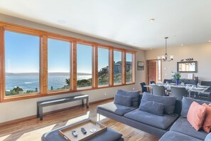 Een televisie, een open haard, een dvd-speler en tafelvoetbal