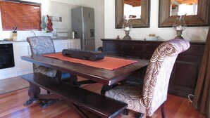 Maison Classique, 4 chambres, cheminée, vue montagne | Restauration dans la chambre