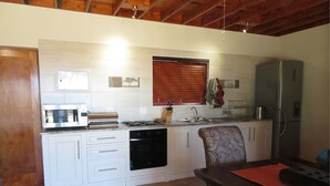 Maison Classique, 4 chambres, cheminée, vue montagne | Cuisine privée | Cafetière/bouilloire, grand réfrigérateur, micro-ondes, four