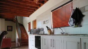 Maison Classique, 4 chambres, cheminée, vue montagne | Cuisine privée | Cafetière/bouilloire, grand réfrigérateur, micro-ondes, four