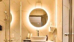 ห้องซูพีเรียทวิน | ห้องน้ำ | ของใช้ในห้องน้ำฟรี, ไดร์เป่าผม, รองเท้าสวมภายในห้อง, ผ้าเช็ดตัว