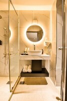スーペリア ツインルーム | バスルーム | バスアメニティ (無料)、ヘアドライヤー、スリッパ、タオル