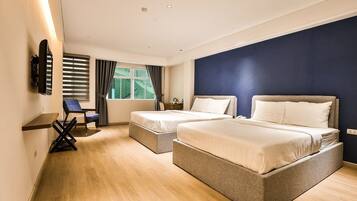 Family Room | 1 bedroom, minibar, in-room safe, desk